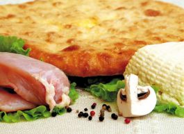 Осетинский пирог с куриным мясом, грибами и сыром