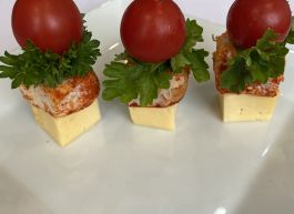 Канапе с помидорами черри, сыром и куриным филе